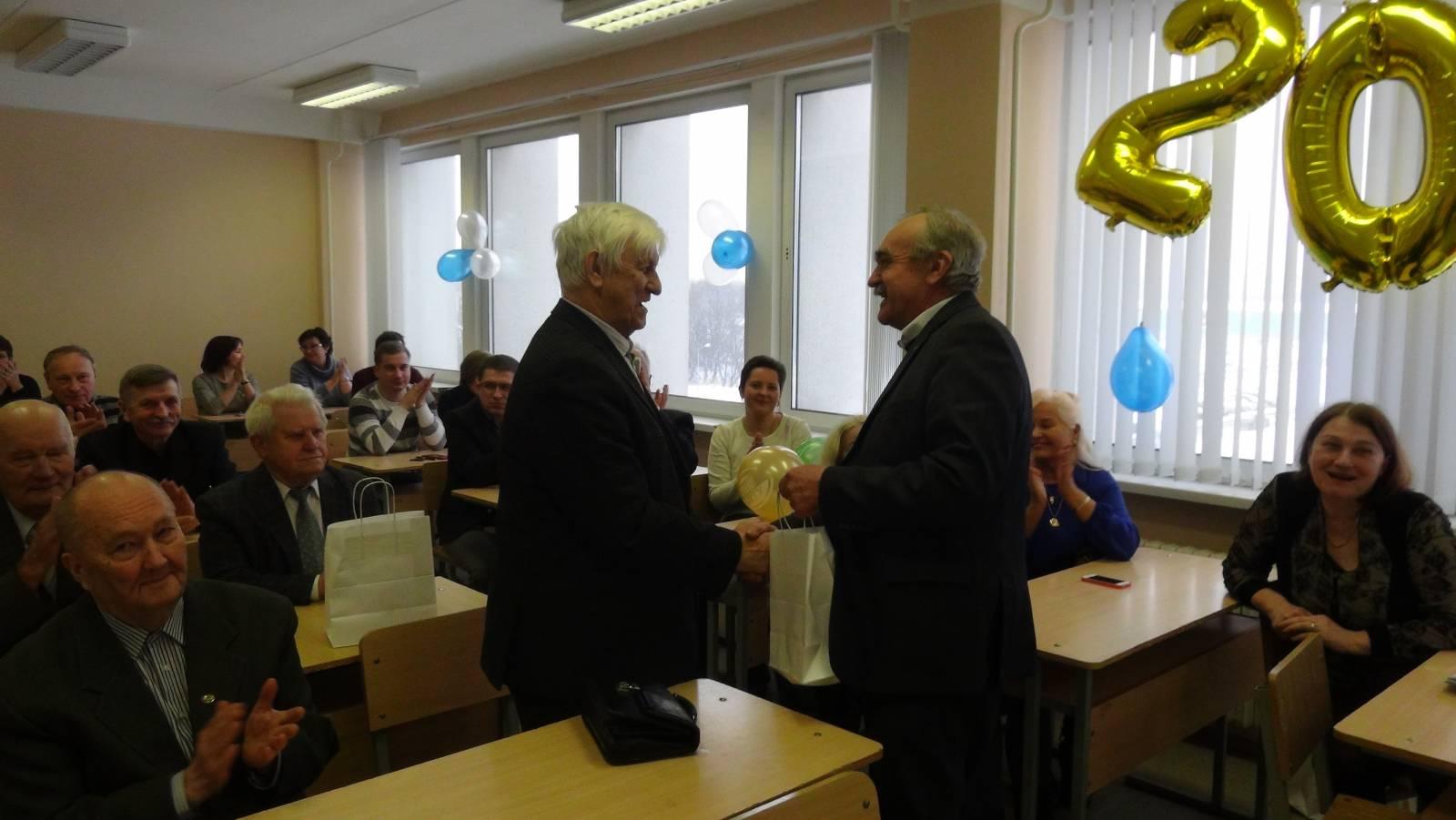 Вручение ценного подарка Молочко В.И.